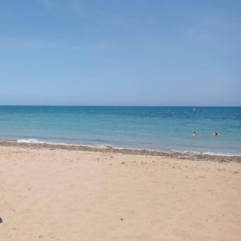 Bonito piso a 200mts de la playa Les Molins, 2 habitaciones, 1 baño completo,1 de servicio, amplio balcon, muy luminoso, 2do sin ascensor - Apartamento de 2 dormitorios - 18