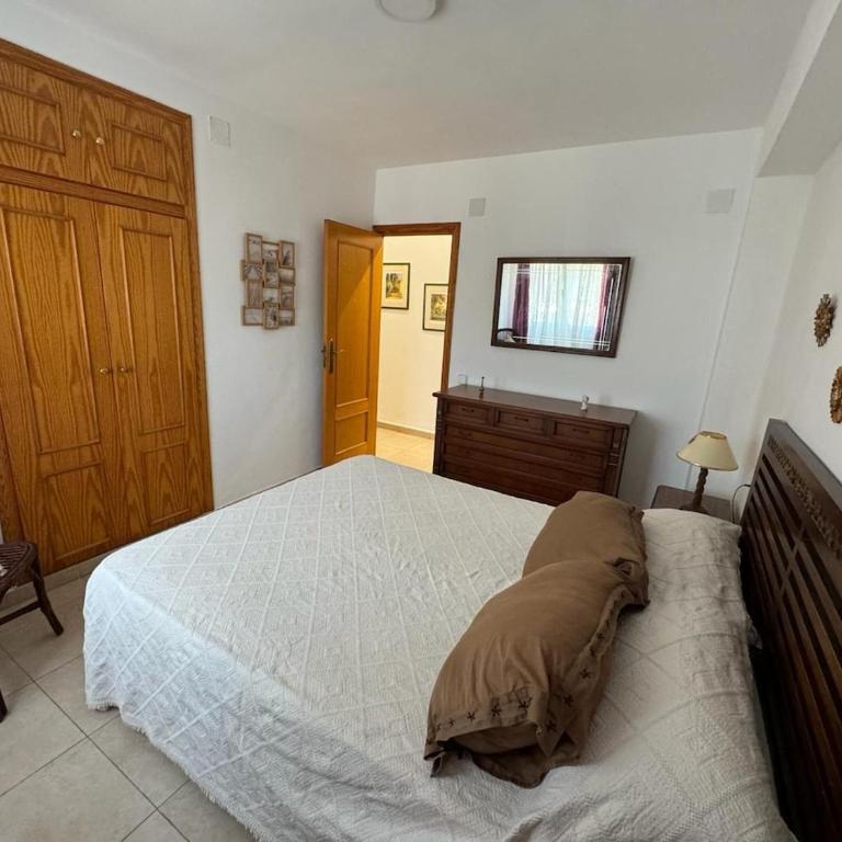Bonito piso a 200mts de la playa Les Molins, 2 habitaciones, 1 baño completo,1 de servicio, amplio balcon, muy luminoso, 2do sin ascensor - Apartamento de 2 dormitorios - 9