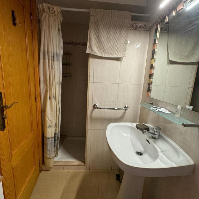 Bonito piso a 200mts de la playa Les Molins, 2 habitaciones, 1 baño completo,1 de servicio, amplio balcon, muy luminoso, 2do sin ascensor - Apartamento de 2 dormitorios - 14