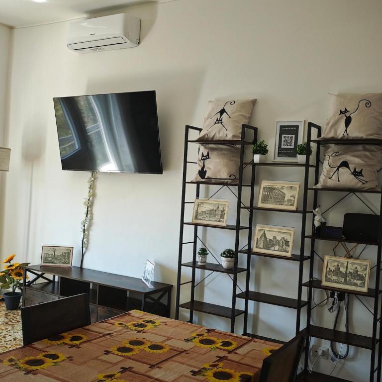 Large Apartment in Garbatella Near the Center of Rome - Two-Bedroom Apartment with City View - 10