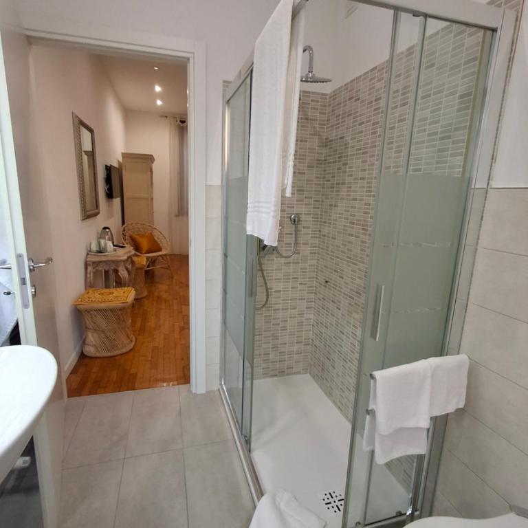 Il Giramondo Ferrara - Camera Tripla con Bagno Privato - 6