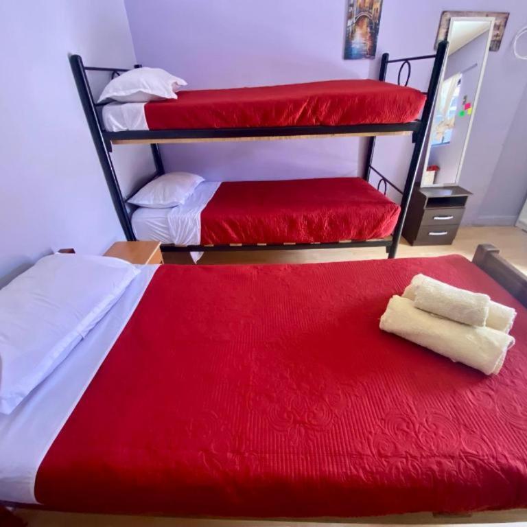 Hostal Nueva Luna - Family Room with Private Bathroom - 4