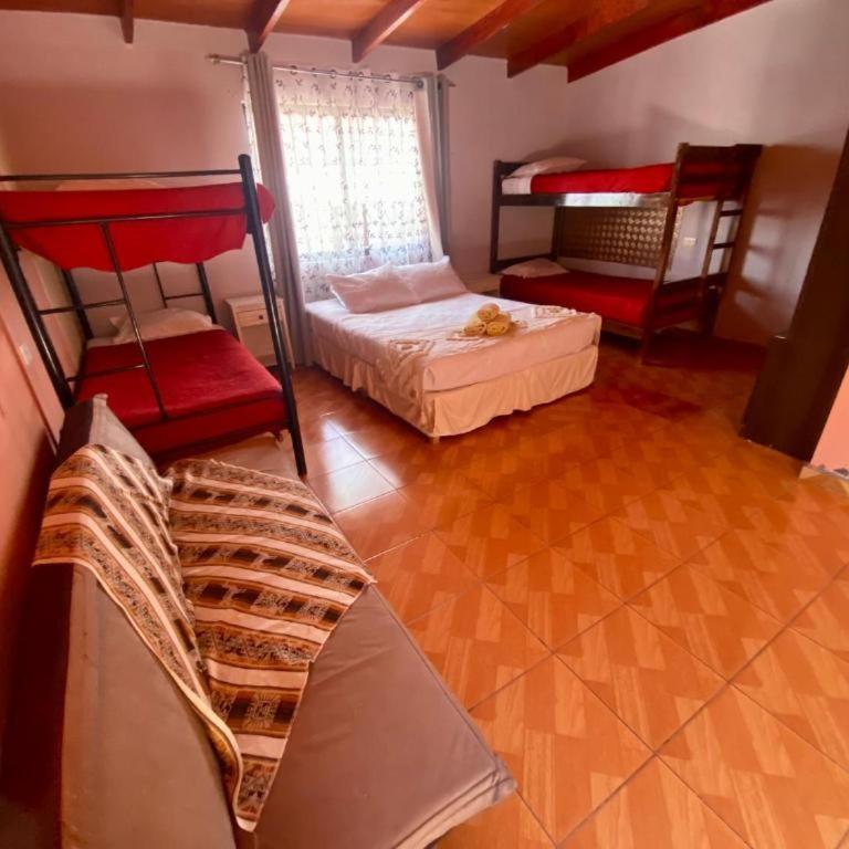 Hostal Nueva Luna - Family Room with Private Bathroom - 1