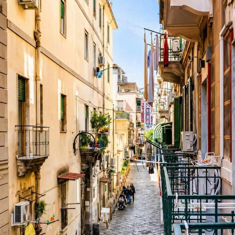 Neve Al Sole Modern Suites near Metro Materdei in Naples Center - Triple Room - 12