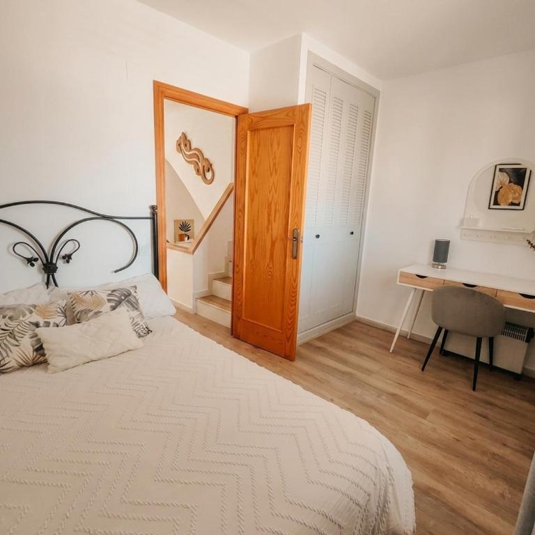 Costamar bungalow familiar, piscina y terraza, a 5 min de la playa - Three-Bedroom Apartment - 10