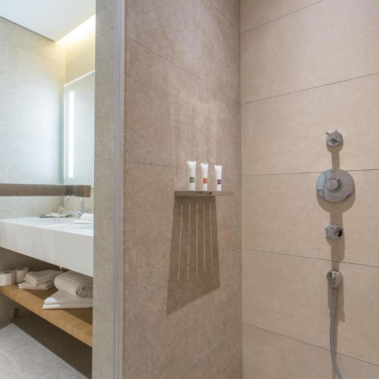 Swissotel Sarajevo - Standard King Room - 4