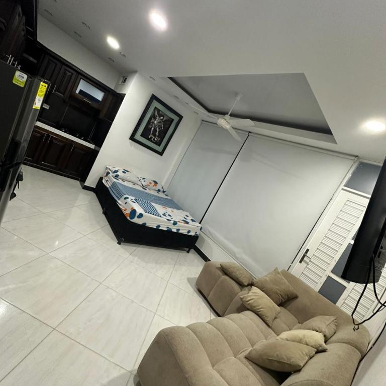 Apto cerca a napoles con balcon - Three-Bedroom Apartment - 2