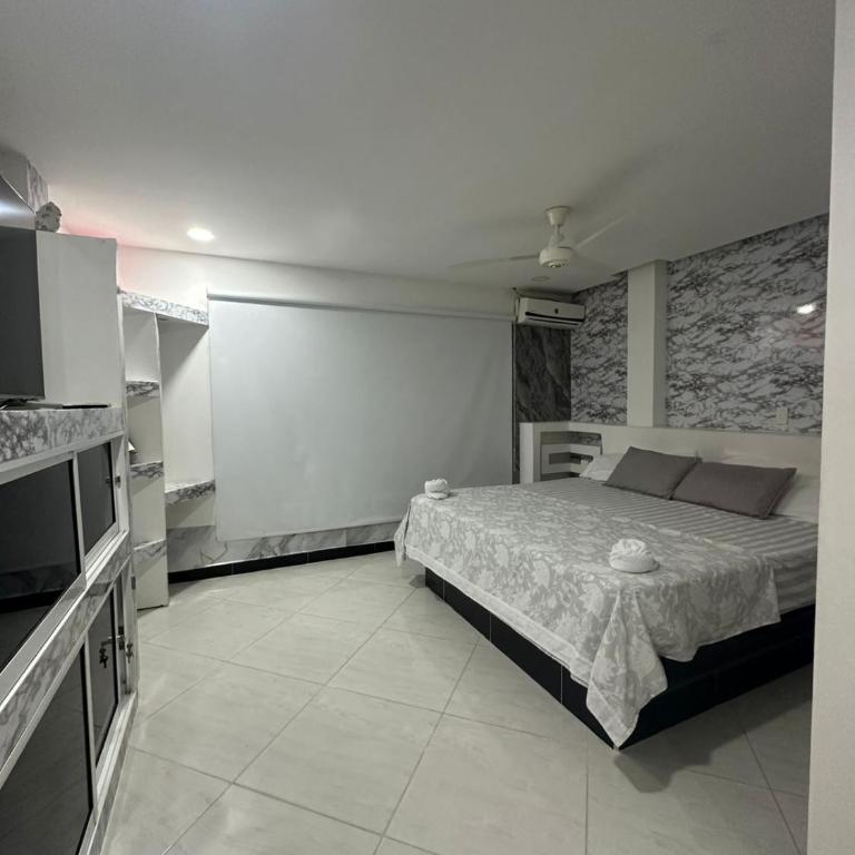 Apto cerca a napoles con balcon - Three-Bedroom Apartment - 4