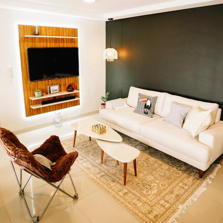 Equipetrol Boutique Stay - 2 King Beds - WIFI - Fully Equipped - Toiletries & Coffee Included - Two-Bedroom Apartment with Balcony - 6