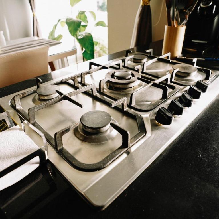 Equipetrol Boutique Stay - 2 King Beds - WIFI - Fully Equipped - Toiletries & Coffee Included - Two-Bedroom Apartment with Balcony - 8