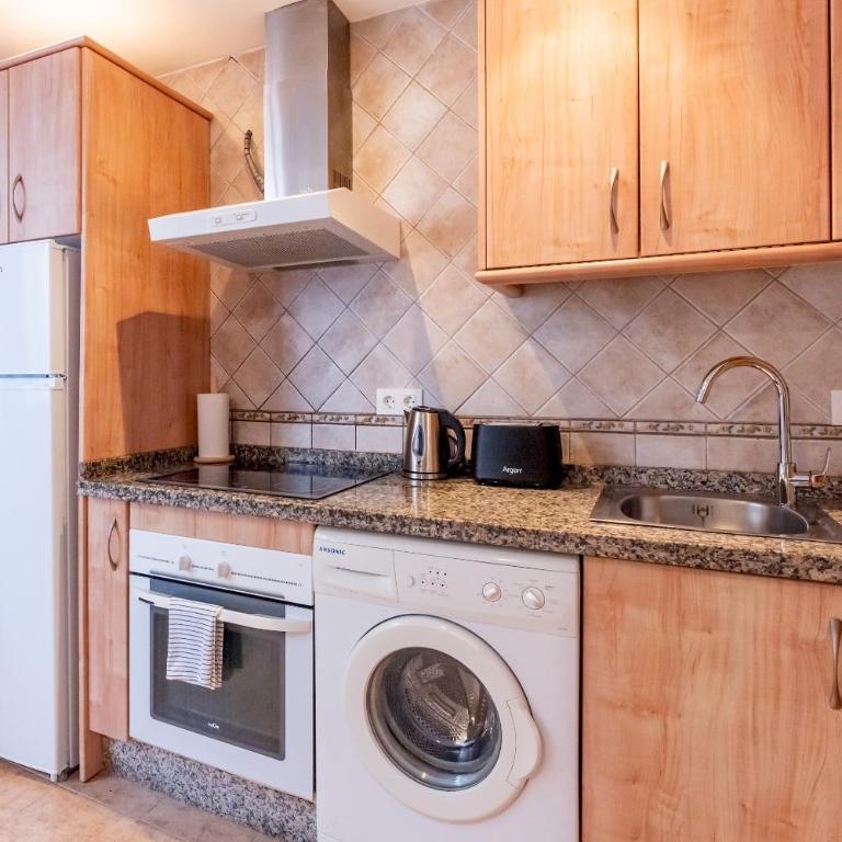 Cosy 2 Bed set in a quiet street of Los Boliches - Pass the Keys - Apartamento - 13