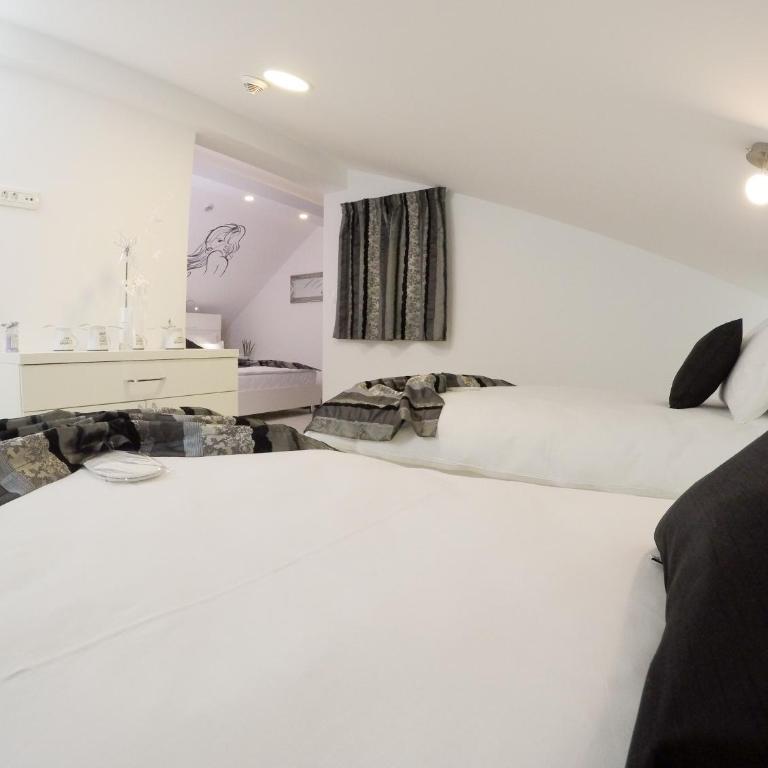 Rooms Villa Downtown - Deluxe Quadruple Room - 6