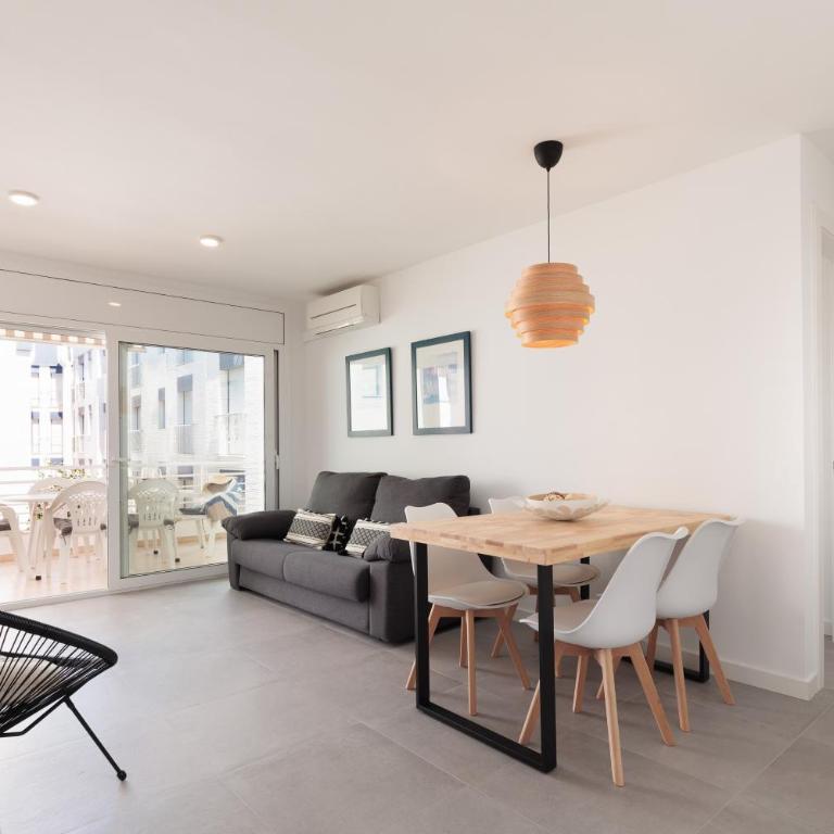 Lets Holidays WHITE APARTMENT with TERRACE, AC, PARKING, NEAR BEACH - Apartamento de 2 dormitorios - 6
