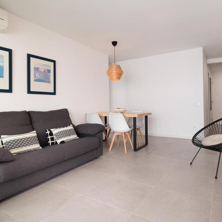 Lets Holidays WHITE APARTMENT with TERRACE, AC, PARKING, NEAR BEACH - Apartamento de 2 dormitorios - 2