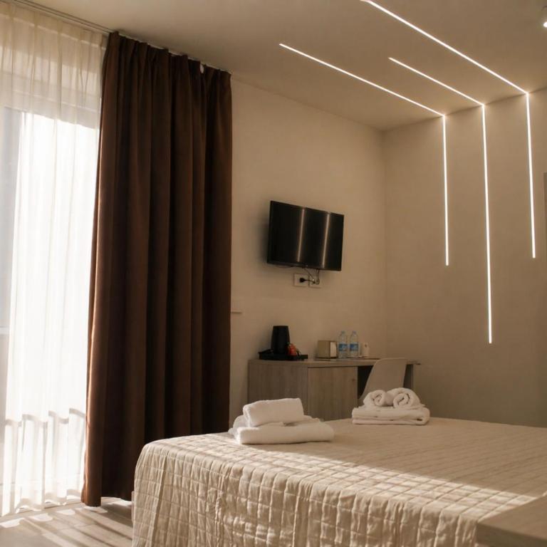 Colonna Suites Bari - Double Room with Balcony and Sea View - 6