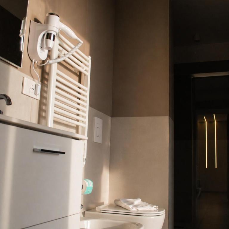 Colonna Suites Bari - Double Room with Balcony and Sea View - 8
