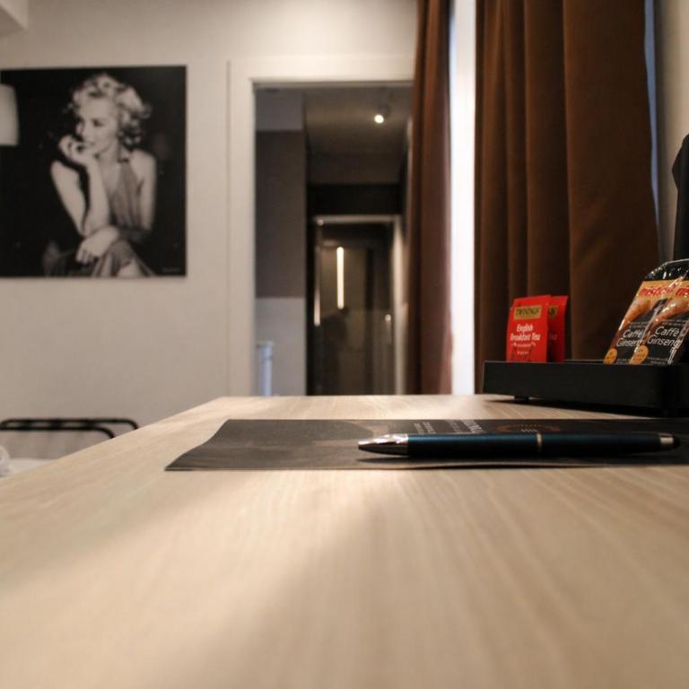 Colonna Suites Bari - Double Room with Balcony and Sea View - 4