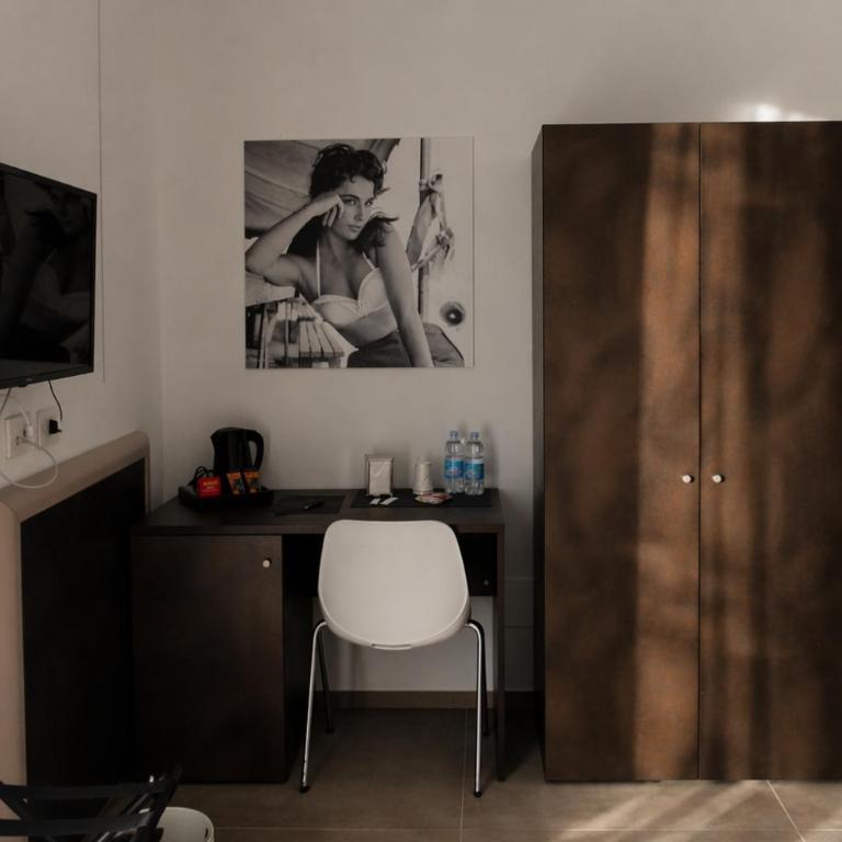 Colonna Suites Bari - Deluxe Double Room with Balcony and Sea View - 4