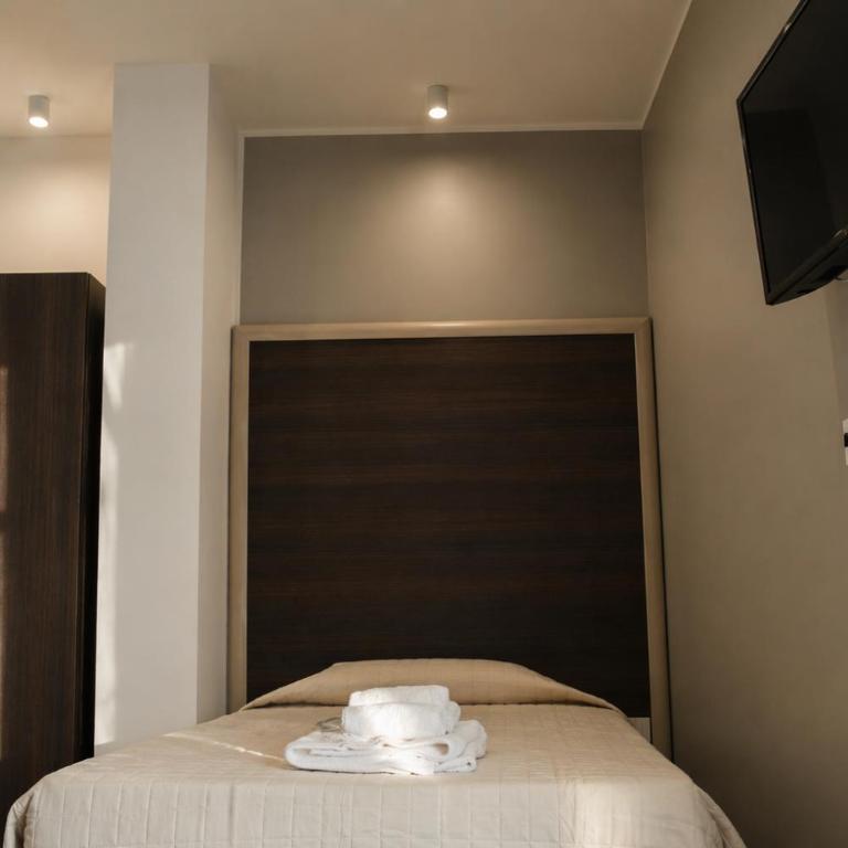 Colonna Suites Bari - Single Room with Bathroom - 3