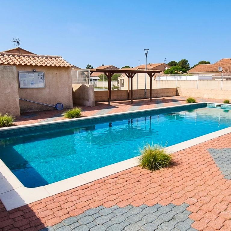Villa cosy, familiale, terrasse, piscine & parking - Villa 2 Chambres - 13