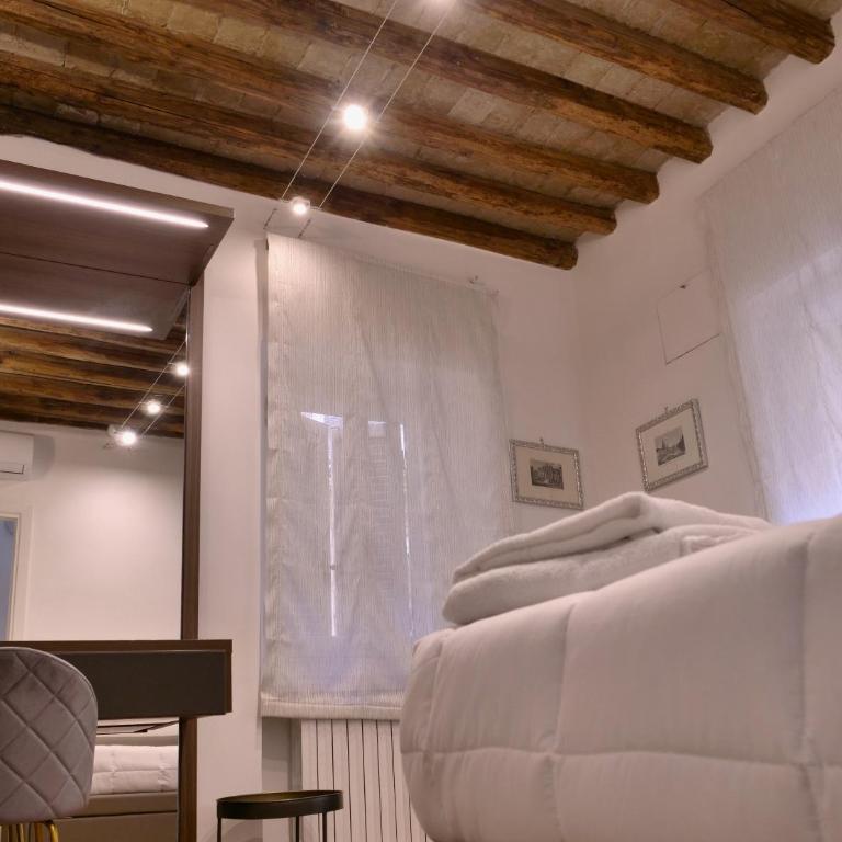 Helmirage suite Trevi - Camera Matrimoniale/Doppia con Letti Singoli con Bagno Privato Esterno - 2