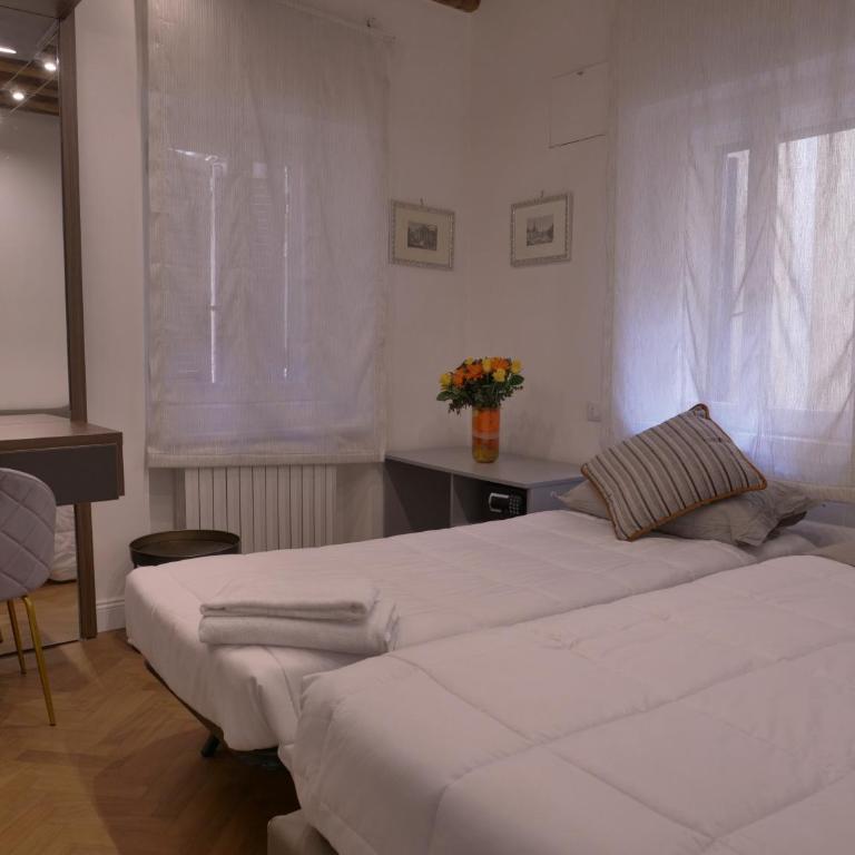 Helmirage suite Trevi - Camera Matrimoniale/Doppia con Letti Singoli con Bagno Privato Esterno - 4