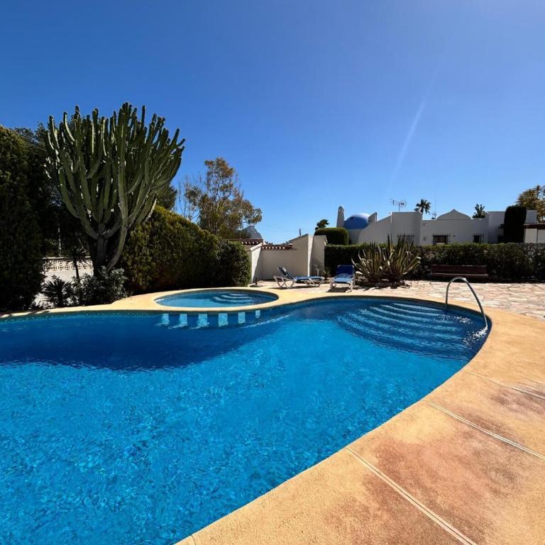 Apartamento con jardín, piscina y parking - Apartamento de 2 dormitorios - 40