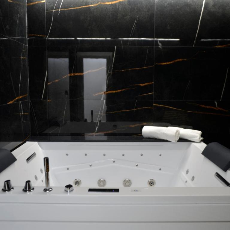 HT Room Spa & Suite - Camera Queen con Vasca Idromassaggio - 7