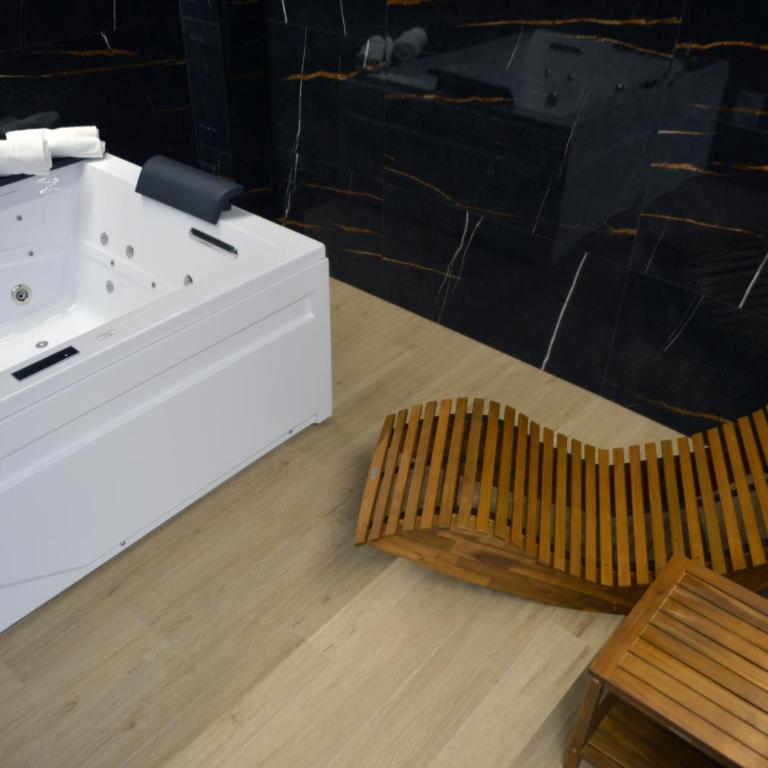 HT Room Spa & Suite - Camera Queen con Vasca Idromassaggio - 8