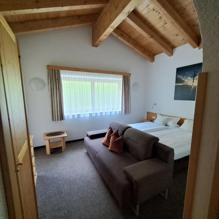 Grünwaldhof - Dreibettzimmer mit Balkon - 9