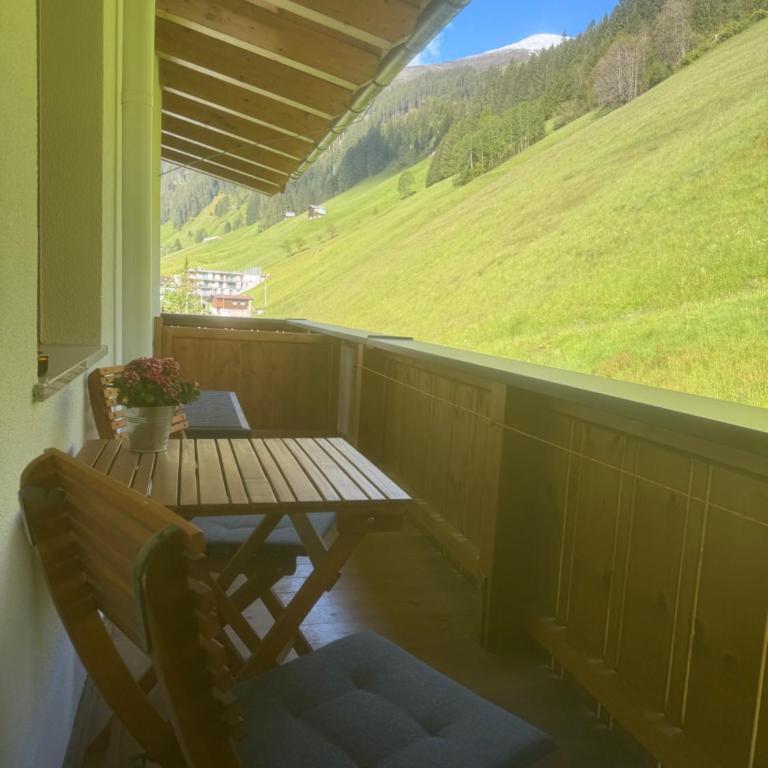 Grünwaldhof - Dreibettzimmer mit Balkon - 11