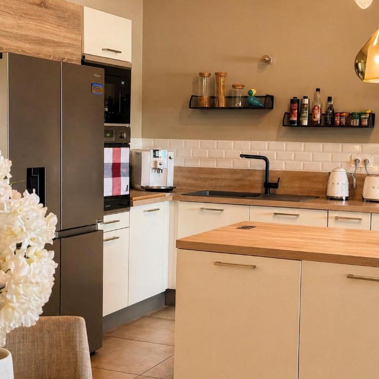 Appartement 110 m2 lumineux - avec grande terrasse - 2 parkings - proche centre - Appartement 2 Chambres avec Terrasse - 12