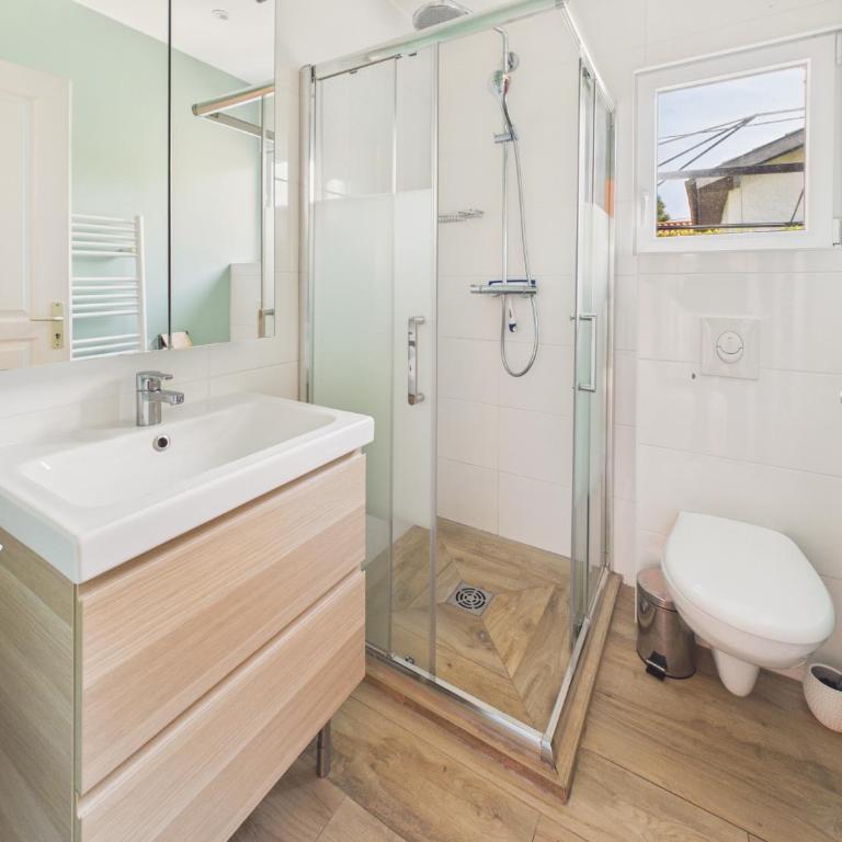 Chalet 700m de la mer, ideal 2 adultes 2 enfants - Chalet - 5