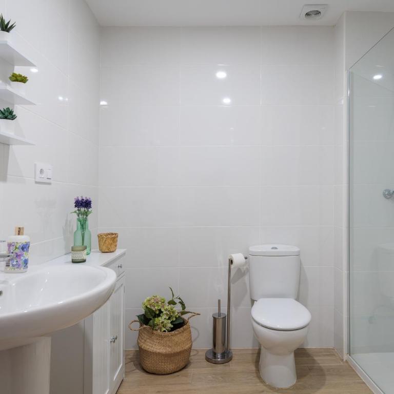 LETS HOLIDAYS Wake Up by the Sea in Victoria apartment 1 - Apartamento - 10