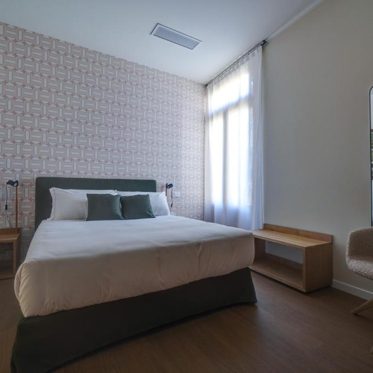 CampoBASE Rooms & Suites - Camera Matrimoniale Deluxe con Balcone - 3