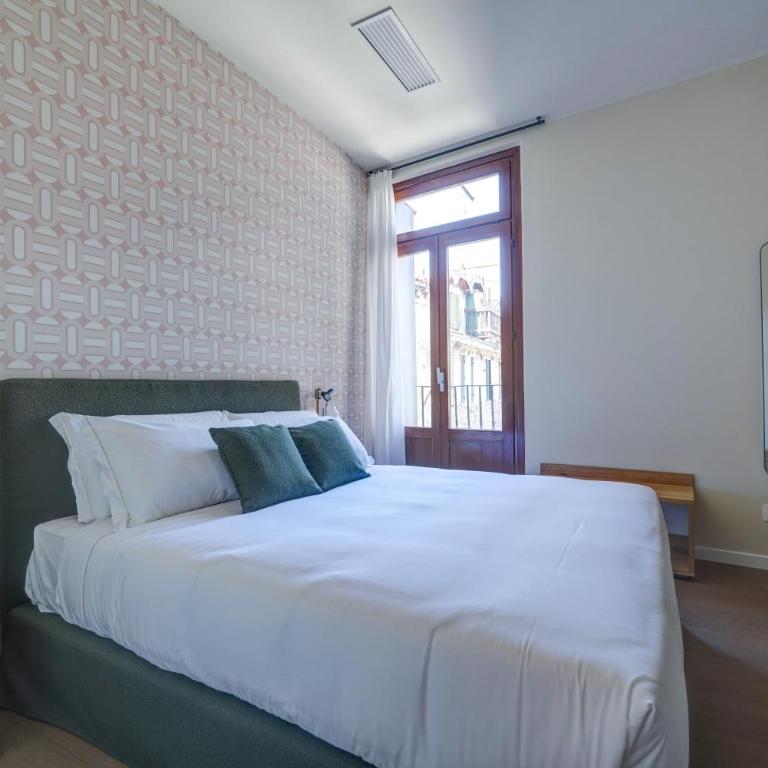 CampoBASE Rooms & Suites - Camera Matrimoniale Deluxe con Balcone - 5