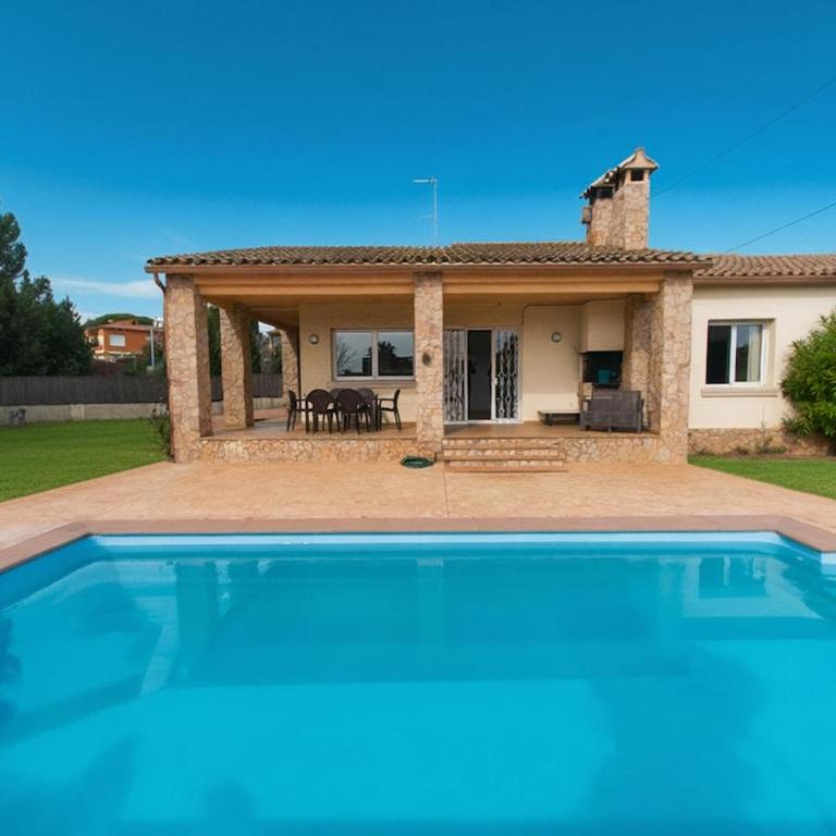 EMPORION PUIGSESFORQUES House in Calonge Spacious and bright - Three-Bedroom House - 1