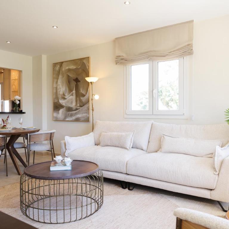 MARBELLA BANUS SUITES - Banús Playa Rocio, Brand New, Direct Access to the Beach, Terrace Direct Views of the Garden & Pool, 3-min Walk to Puerto Banús , Super Bright - Apartamento Premium de 3 dormitorios con balcón - 2