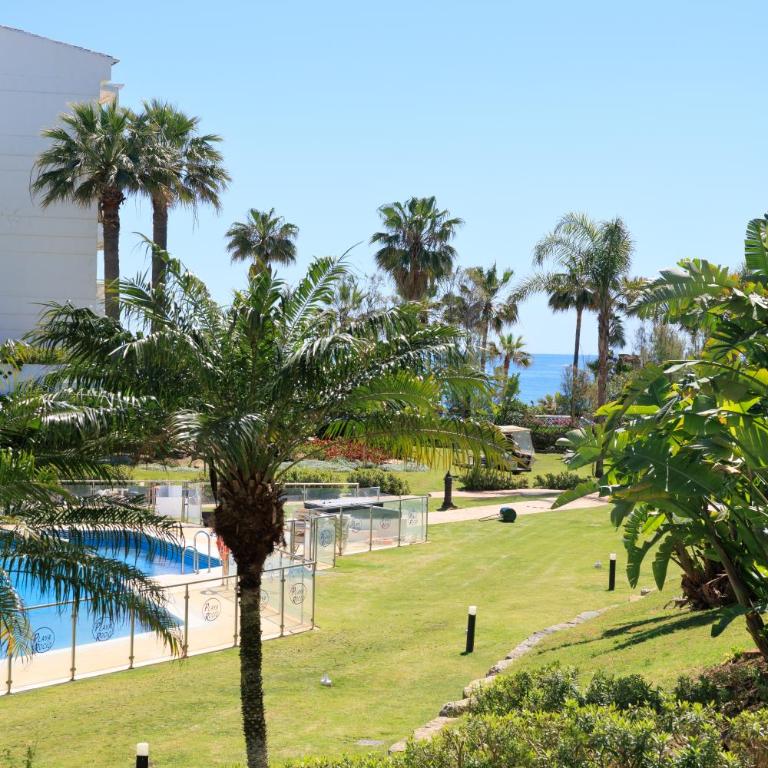 MARBELLA BANUS SUITES - Banús Playa Rocio, Brand New, Direct Access to the Beach, Terrace Direct Views of the Garden & Pool, 3-min Walk to Puerto Banús , Super Bright - Apartamento Premium de 3 dormitorios con balcón - 48