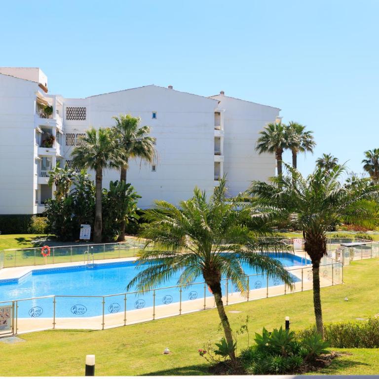 MARBELLA BANUS SUITES - Banús Playa Rocio, Brand New, Direct Access to the Beach, Terrace Direct Views of the Garden & Pool, 3-min Walk to Puerto Banús , Super Bright - Apartamento Premium de 3 dormitorios con balcón - 5