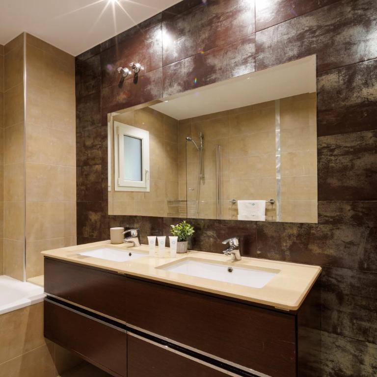 MARBELLA BANUS SUITES - Banús Playa Rocio, Brand New, Direct Access to the Beach, Terrace Direct Views of the Garden & Pool, 3-min Walk to Puerto Banús , Super Bright - Apartamento Premium de 3 dormitorios con balcón - 33