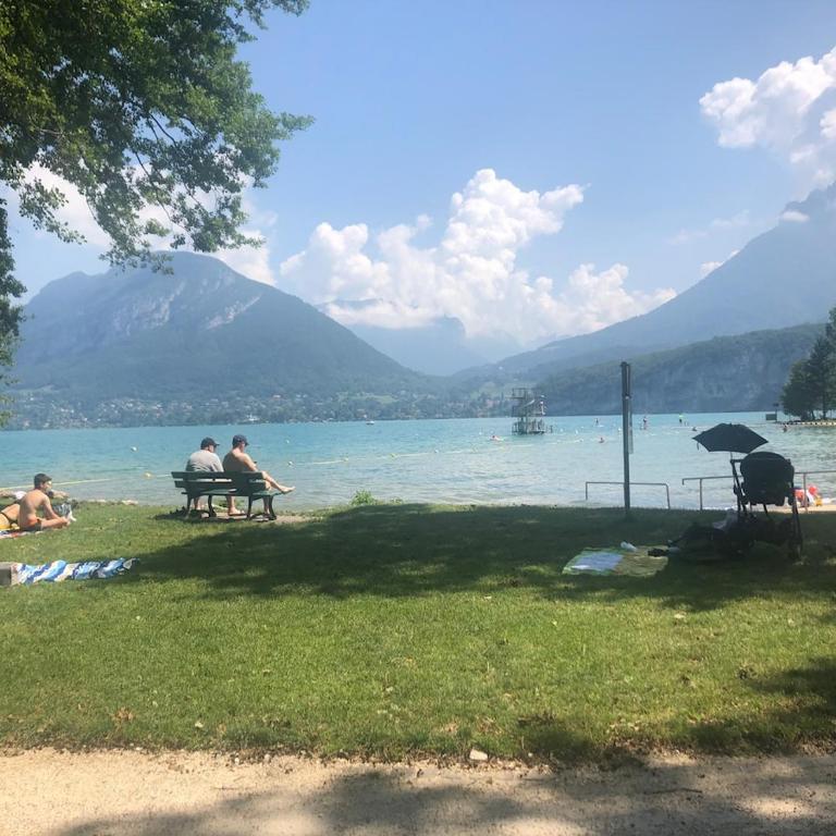 Large 2 Bedroom apartment with lake view & garden - Appartement 2 Chambres - 35