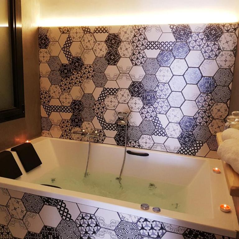 Superior apartment with jacuzzi - Two-Bedroom Apartment - 8