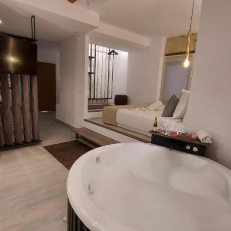 Deluxe Compact Flat with Jacuzzi - One-Bedroom Apartment - 6