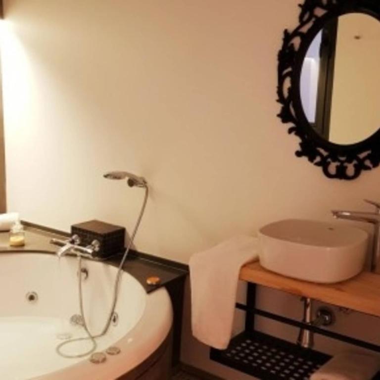 Deluxe Apartment with Jacuzzy - Two-Bedroom Apartment - 6
