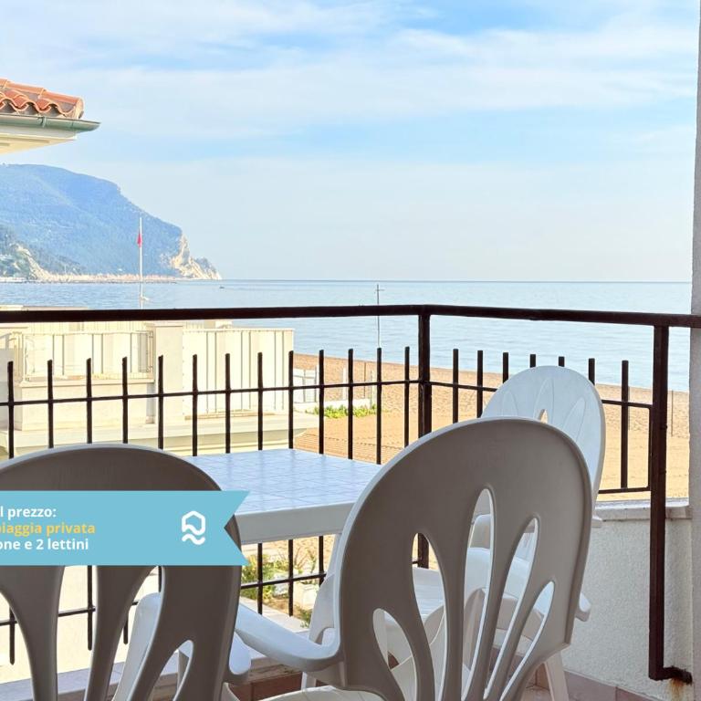 M097 - Marcelli, trilocale sul mare con spiaggia privata - Appartamento con 2 Camere da Letto - 1