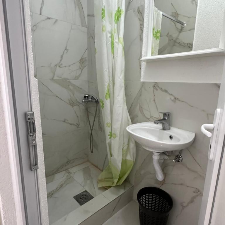 Garden studio apartmans - One-Bedroom Apartment - 8