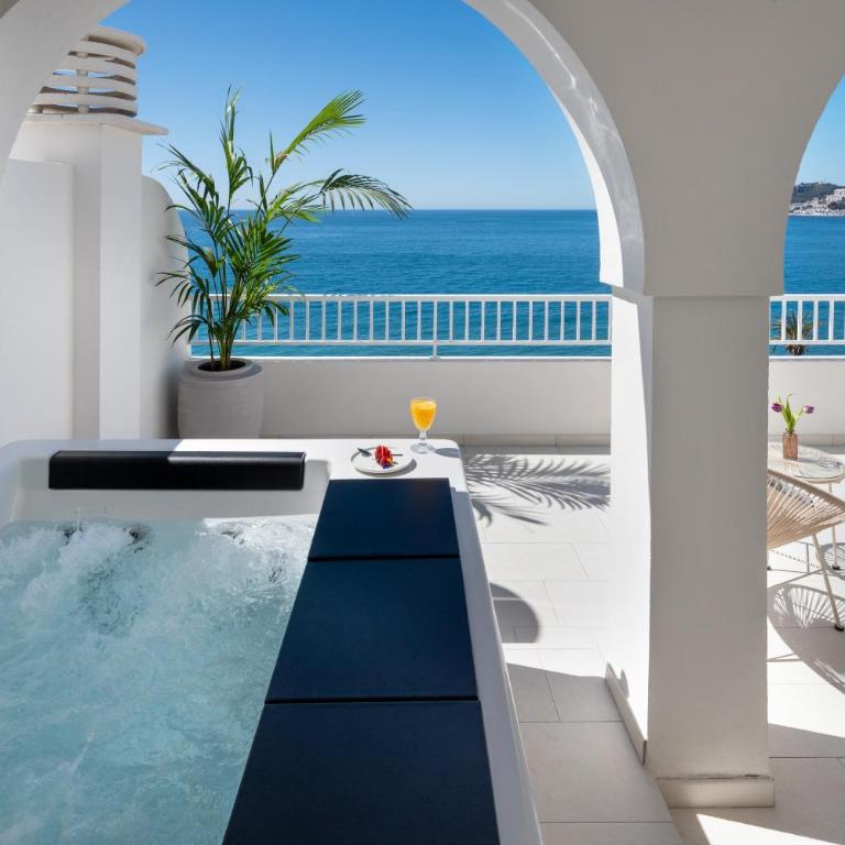 Hotel Helios Costa Tropical - Sala panorámica con vistas al mar y bañera de hidromasaje en la terraza - 1