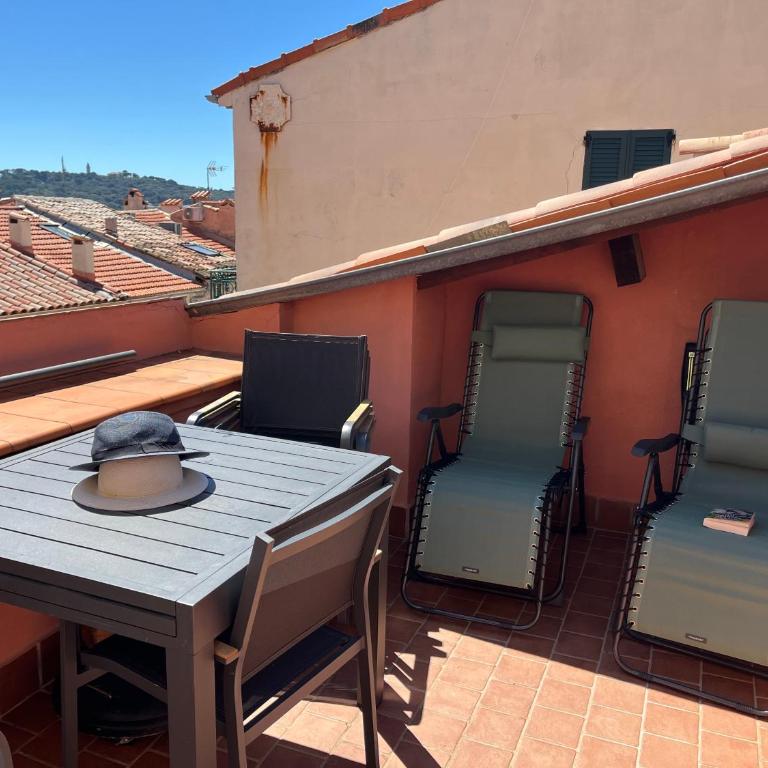 Authentic Old Antibes Duplex with Seaview Terrace - Apartment mit 3 Schlafzimmern - 2