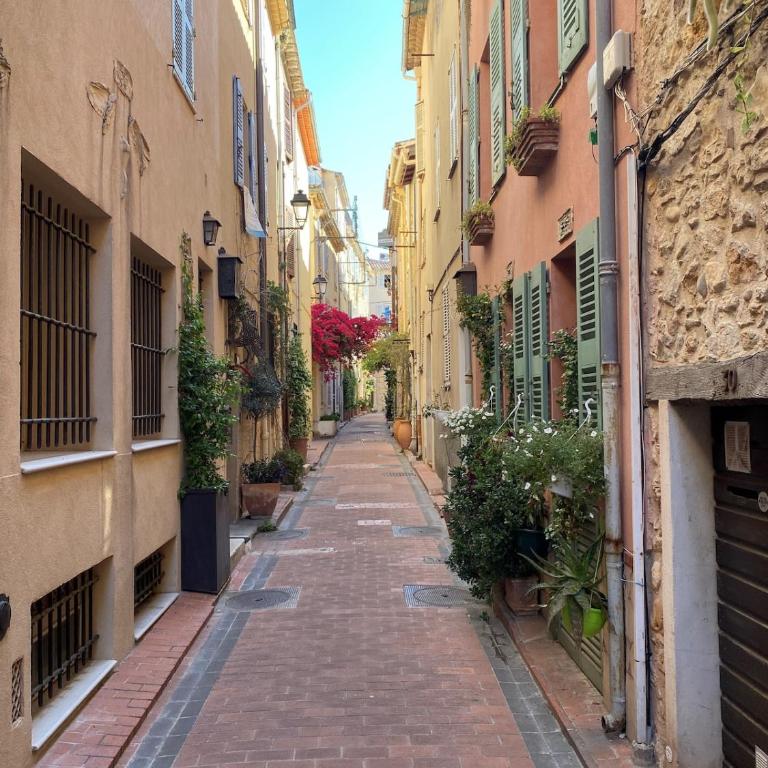 Authentic Old Antibes Duplex with Seaview Terrace - Apartment mit 3 Schlafzimmern - 42